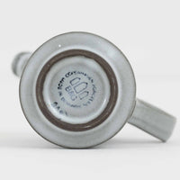 デンマークを代表するデザイナー、イェンス・H・クイストゴーによる「Cordial(コーディアル)」シリーズのヴィンテージクリーマーです。1960年代にKronjydenから制作が始まったシリーズは、その後Nissen、Bing&Grondahlと引き継がれ長く愛されたシリーズとなりました。ストーンウェアにハートを連想させる繊細な型押し模様が施されており、デンマークではスウェーデンやフィンランドの陶器メーカーと並んで今でも非常に人気のある商品となります。