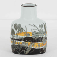 ロイヤルコペンハーゲンの名作「Baca(バッカ)」シリーズは、ニルス・トーソンやヨハンナ・ガーバー、エレン・マルマーなど複数のデザイナーによって1965年〜1990年代にかけ製造されたヴィンテージファイアンスの傑作。大胆なテクスチャーとシルクスクリーンプリントを組み合わせた意匠が特徴です。