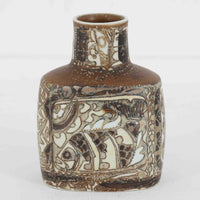 ロイヤルコペンハーゲンの名作「Baca(バッカ)」シリーズは、ニルス・トーソンやヨハンナ・ガーバー、エレン・マルマーなど複数のデザイナーによって1965年〜1990年代にかけ製造されたヴィンテージファイアンスの傑作。大胆なテクスチャーとシルクスクリーンプリントを組み合わせた意匠が特徴です。