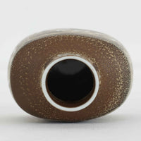 ロイヤルコペンハーゲンの名作「Baca(バッカ)」シリーズは、ニルス・トーソンやヨハンナ・ガーバー、エレン・マルマーなど複数のデザイナーによって1965年〜1990年代にかけ製造されたヴィンテージファイアンスの傑作。大胆なテクスチャーとシルクスクリーンプリントを組み合わせた意匠が特徴です。