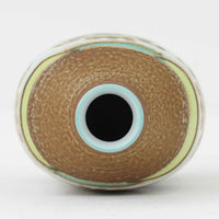 ロイヤルコペンハーゲンの名作「Baca(バッカ)」シリーズは、ニルス・トーソンやヨハンナ・ガーバー、エレン・マルマーなど複数のデザイナーによって1965年〜1990年代にかけ製造されたヴィンテージファイアンスの傑作。大胆なテクスチャーとシルクスクリーンプリントを組み合わせた意匠が特徴です。