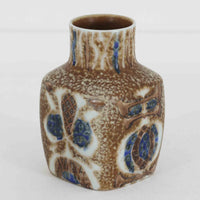 ロイヤルコペンハーゲンの名作「Baca(バッカ)」シリーズは、ニルス・トーソンやヨハンナ・ガーバー、エレン・マルマーなど複数のデザイナーによって1965年〜1990年代にかけ製造されたヴィンテージファイアンスの傑作。大胆なテクスチャーとシルクスクリーンプリントを組み合わせた意匠が特徴です。