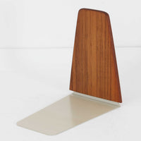 北欧デザインの温もりを感じさせる、デンマーク製ヴィンテージのブックエンドです。1960〜80年代頃に製造されたとみられ、素材には希少なチーク材を使用。深みのある色合いと美しい木目は、経年によってさらに味わいを増し、空間に落ち着きと上質さをもたらします。シンプルでありながら洗練されたフォルムは、北欧モダンらしいミニマルな美しさを体現しており、実用性とインテリア性を兼ね備え、書棚やデスクまわりを上品に演出します。