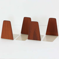 北欧デザインの温もりを感じさせる、デンマーク製ヴィンテージのブックエンドです。1960〜80年代頃に製造されたとみられ、素材には希少なチーク材を使用。深みのある色合いと美しい木目は、経年によってさらに味わいを増し、空間に落ち着きと上質さをもたらします。シンプルでありながら洗練されたフォルムは、北欧モダンらしいミニマルな美しさを体現しており、実用性とインテリア性を兼ね備え、書棚やデスクまわりを上品に演出します。
