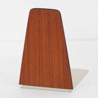 北欧デザインの温もりを感じさせる、デンマーク製ヴィンテージのブックエンドです。1960〜80年代頃に製造されたとみられ、素材には希少なチーク材を使用。深みのある色合いと美しい木目は、経年によってさらに味わいを増し、空間に落ち着きと上質さをもたらします。シンプルでありながら洗練されたフォルムは、北欧モダンらしいミニマルな美しさを体現しており、実用性とインテリア性を兼ね備え、書棚やデスクまわりを上品に演出します。