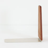 北欧デザインの温もりを感じさせる、デンマーク製ヴィンテージのブックエンドです。1960〜80年代頃に製造されたとみられ、素材には希少なチーク材を使用。深みのある色合いと美しい木目は、経年によってさらに味わいを増し、空間に落ち着きと上質さをもたらします。シンプルでありながら洗練されたフォルムは、北欧モダンらしいミニマルな美しさを体現しており、実用性とインテリア性を兼ね備え、書棚やデスクまわりを上品に演出します。