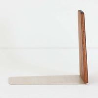 北欧デザインの温もりを感じさせる、デンマーク製ヴィンテージのブックエンドです。1960〜80年代頃に製造されたとみられ、素材には希少なチーク材を使用。深みのある色合いと美しい木目は、経年によってさらに味わいを増し、空間に落ち着きと上質さをもたらします。シンプルでありながら洗練されたフォルムは、北欧モダンらしいミニマルな美しさを体現しており、実用性とインテリア性を兼ね備え、書棚やデスクまわりを上品に演出します。