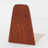 北欧デザインの温もりを感じさせる、デンマーク製ヴィンテージのブックエンドです。1960〜80年代頃に製造されたとみられ、素材には希少なチーク材を使用。深みのある色合いと美しい木目は、経年によってさらに味わいを増し、空間に落ち着きと上質さをもたらします。シンプルでありながら洗練されたフォルムは、北欧モダンらしいミニマルな美しさを体現しており、実用性とインテリア性を兼ね備え、書棚やデスクまわりを上品に演出します。