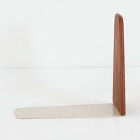 北欧デザインの温もりを感じさせる、デンマーク製ヴィンテージのブックエンドです。1960〜80年代頃に製造されたとみられ、素材には希少なチーク材を使用。深みのある色合いと美しい木目は、経年によってさらに味わいを増し、空間に落ち着きと上質さをもたらします。シンプルでありながら洗練されたフォルムは、北欧モダンらしいミニマルな美しさを体現しており、実用性とインテリア性を兼ね備え、書棚やデスクまわりを上品に演出します。