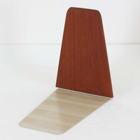 北欧デザインの温もりを感じさせる、デンマーク製ヴィンテージのブックエンドです。1960〜80年代頃に製造されたとみられ、素材には希少なチーク材を使用。深みのある色合いと美しい木目は、経年によってさらに味わいを増し、空間に落ち着きと上質さをもたらします。シンプルでありながら洗練されたフォルムは、北欧モダンらしいミニマルな美しさを体現しており、実用性とインテリア性を兼ね備え、書棚やデスクまわりを上品に演出します。