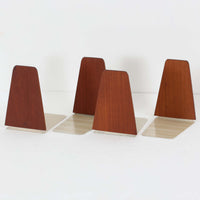 北欧デザインの温もりを感じさせる、デンマーク製ヴィンテージのブックエンドです。1960〜80年代頃に製造されたとみられ、素材には希少なチーク材を使用。深みのある色合いと美しい木目は、経年によってさらに味わいを増し、空間に落ち着きと上質さをもたらします。シンプルでありながら洗練されたフォルムは、北欧モダンらしいミニマルな美しさを体現しており、実用性とインテリア性を兼ね備え、書棚やデスクまわりを上品に演出します。