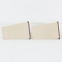 北欧デザインの温もりを感じさせる、デンマーク製ヴィンテージのブックエンドです。1960〜80年代頃に製造されたとみられ、素材には希少なチーク材を使用。深みのある色合いと美しい木目は、経年によってさらに味わいを増し、空間に落ち着きと上質さをもたらします。シンプルでありながら洗練されたフォルムは、北欧モダンらしいミニマルな美しさを体現しており、実用性とインテリア性を兼ね備え、書棚やデスクまわりを上品に演出します。