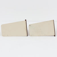 北欧デザインの温もりを感じさせる、デンマーク製ヴィンテージのブックエンドです。1960〜80年代頃に製造されたとみられ、素材には希少なチーク材を使用。深みのある色合いと美しい木目は、経年によってさらに味わいを増し、空間に落ち着きと上質さをもたらします。シンプルでありながら洗練されたフォルムは、北欧モダンらしいミニマルな美しさを体現しており、実用性とインテリア性を兼ね備え、書棚やデスクまわりを上品に演出します。