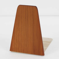 北欧デザインの温もりを感じさせる、デンマーク製ヴィンテージのブックエンドです。1960〜80年代頃に製造されたとみられ、素材には希少なチーク材を使用。深みのある色合いと美しい木目は、経年によってさらに味わいを増し、空間に落ち着きと上質さをもたらします。シンプルでありながら洗練されたフォルムは、北欧モダンらしいミニマルな美しさを体現しており、実用性とインテリア性を兼ね備え、書棚やデスクまわりを上品に演出します。