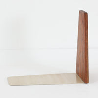 北欧デザインの温もりを感じさせる、デンマーク製ヴィンテージのブックエンドです。1960〜80年代頃に製造されたとみられ、素材には希少なチーク材を使用。深みのある色合いと美しい木目は、経年によってさらに味わいを増し、空間に落ち着きと上質さをもたらします。シンプルでありながら洗練されたフォルムは、北欧モダンらしいミニマルな美しさを体現しており、実用性とインテリア性を兼ね備え、書棚やデスクまわりを上品に演出します。