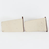 北欧デザインの温もりを感じさせる、デンマーク製ヴィンテージのブックエンドです。1960〜80年代頃に製造されたとみられ、素材には希少なチーク材を使用。深みのある色合いと美しい木目は、経年によってさらに味わいを増し、空間に落ち着きと上質さをもたらします。シンプルでありながら洗練されたフォルムは、北欧モダンらしいミニマルな美しさを体現しており、実用性とインテリア性を兼ね備え、書棚やデスクまわりを上品に演出します。