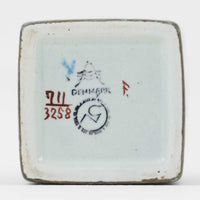 ロイヤルコペンハーゲンの名作「Baca(バッカ)」シリーズは、ニルス・トーソンやヨハンナ・ガーバー、エレン・マルマーなど複数のデザイナーによって1965年〜1990年代にかけ製造されたヴィンテージファイアンスの傑作。大胆なテクスチャーとシルクスクリーンプリントを組み合わせた意匠が特徴です。