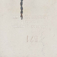この作品は、ドイツの芸術家 Helmut Friedrich Schaffenacker による、1960年代〜1970年代のミッドセンチュリー陶器アート。幾何学的かつオーガニックな動物モチーフ(おそらく「トラン=鶴/鶴の群れ」を描いたとされるレリーフ)が、力強く、かつ緻密に立体表現された壁掛けプレートです。モダンでもありどこか温かみのある表情は、1950〜70年代のヨーロッパ陶芸の実験精神を現代に伝える、たいへん貴重な一枚です。