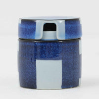 ロイヤルコペンハーゲンの名作「Tenera(テネラ)」シリーズは、1958年〜1970年代にかけて製造されたヴィンテージファイアンスの代表格。名匠ニルス・トーソンの指揮のもと、インゲ・エクスナーやベアテ・アンダーセン、マリアンヌ・ジョンソンなど、当時の若き女性アーティストたちが手がけた芸術性の高いコレクションです。艶やかな釉薬に施されたハンドペイントとシルクスクリーンの融合が、植物や抽象モチーフを繊細かつ大胆に表現。ブルーを基調とした豊かな色彩と有機的なフォルムが、北欧デザインの洗練と温かみを兼ね備えています。