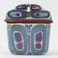 ロイヤルコペンハーゲンの名作「Tenera(テネラ)」シリーズは、1958年〜1970年代にかけて製造されたヴィンテージファイアンスの代表格。名匠ニルス・トーソンの指揮のもと、インゲ・エクスナーやベアテ・アンダーセン、マリアンヌ・ジョンソンなど、当時の若き女性アーティストたちが手がけた芸術性の高いコレクションです。艶やかな釉薬に施されたハンドペイントとシルクスクリーンの融合が、植物や抽象モチーフを繊細かつ大胆に表現。ブルーを基調とした豊かな色彩と有機的なフォルムが、北欧デザインの洗練と温かみを兼ね備えています。