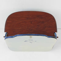 ロイヤルコペンハーゲンの名作「Tenera(テネラ)」シリーズは、1958年〜1970年代にかけて製造されたヴィンテージファイアンスの代表格。名匠ニルス・トーソンの指揮のもと、インゲ・エクスナーやベアテ・アンダーセン、マリアンヌ・ジョンソンなど、当時の若き女性アーティストたちが手がけた芸術性の高いコレクションです。艶やかな釉薬に施されたハンドペイントとシルクスクリーンの融合が、植物や抽象モチーフを繊細かつ大胆に表現。ブルーを基調とした豊かな色彩と有機的なフォルムが、北欧デザインの洗練と温かみを兼ね備えています。