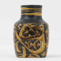 ロイヤルコペンハーゲンの名作「Baca(バッカ)」シリーズは、ニルス・トーソンやヨハンナ・ガーバー、エレン・マルマーなど複数のデザイナーによって1965年〜1990年代にかけ製造されたヴィンテージファイアンスの傑作。大胆なテクスチャーとシルクスクリーンプリントを組み合わせた意匠が特徴です。