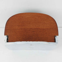 ロイヤルコペンハーゲンの名作「Tenera(テネラ)」シリーズは、1958年〜1970年代にかけて製造されたヴィンテージファイアンスの代表格。名匠ニルス・トーソンの指揮のもと、インゲ・エクスナーやベアテ・アンダーセン、マリアンヌ・ジョンソンなど、当時の若き女性アーティストたちが手がけた芸術性の高いコレクションです。艶やかな釉薬に施されたハンドペイントとシルクスクリーンの融合が、植物や抽象モチーフを繊細かつ大胆に表現。ブルーを基調とした豊かな色彩と有機的なフォルムが、北欧デザインの洗練と温かみを兼ね備えています。