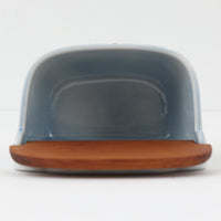 ロイヤルコペンハーゲンの名作「Tenera(テネラ)」シリーズは、1958年〜1970年代にかけて製造されたヴィンテージファイアンスの代表格。名匠ニルス・トーソンの指揮のもと、インゲ・エクスナーやベアテ・アンダーセン、マリアンヌ・ジョンソンなど、当時の若き女性アーティストたちが手がけた芸術性の高いコレクションです。艶やかな釉薬に施されたハンドペイントとシルクスクリーンの融合が、植物や抽象モチーフを繊細かつ大胆に表現。ブルーを基調とした豊かな色彩と有機的なフォルムが、北欧デザインの洗練と温かみを兼ね備えています。