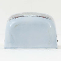 ロイヤルコペンハーゲンの名作「Tenera(テネラ)」シリーズは、1958年〜1970年代にかけて製造されたヴィンテージファイアンスの代表格。名匠ニルス・トーソンの指揮のもと、インゲ・エクスナーやベアテ・アンダーセン、マリアンヌ・ジョンソンなど、当時の若き女性アーティストたちが手がけた芸術性の高いコレクションです。艶やかな釉薬に施されたハンドペイントとシルクスクリーンの融合が、植物や抽象モチーフを繊細かつ大胆に表現。ブルーを基調とした豊かな色彩と有機的なフォルムが、北欧デザインの洗練と温かみを兼ね備えています。