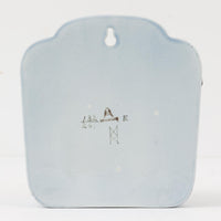 ロイヤルコペンハーゲンの名作「Tenera(テネラ)」シリーズは、1958年〜1970年代にかけて製造されたヴィンテージファイアンスの代表格。名匠ニルス・トーソンの指揮のもと、インゲ・エクスナーやベアテ・アンダーセン、マリアンヌ・ジョンソンなど、当時の若き女性アーティストたちが手がけた芸術性の高いコレクションです。艶やかな釉薬に施されたハンドペイントとシルクスクリーンの融合が、植物や抽象モチーフを繊細かつ大胆に表現。ブルーを基調とした豊かな色彩と有機的なフォルムが、北欧デザインの洗練と温かみを兼ね備えています。