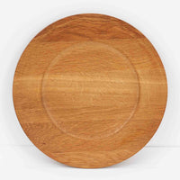 デンマークのDe Danske Mejeriers Maskinfabrik(DDMM)による、オーク材(ナラ材)のディナープレートです。すっきりとしたフォルムと木目の美しさが魅力で、ディスプレイトレイやサービスプレートとしても幅広くお使いいただけます。天然木ならではの温かみがあり、北欧らしい上質な雰囲気を感じられるアイテムです。