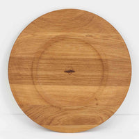 デンマークのDe Danske Mejeriers Maskinfabrik(DDMM)による、オーク材(ナラ材)のディナープレートです。すっきりとしたフォルムと木目の美しさが魅力で、ディスプレイトレイやサービスプレートとしても幅広くお使いいただけます。天然木ならではの温かみがあり、北欧らしい上質な雰囲気を感じられるアイテムです。