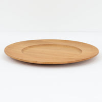 デンマークのDe Danske Mejeriers Maskinfabrik(DDMM)による、オーク材(ナラ材)のディナープレートです。すっきりとしたフォルムと木目の美しさが魅力で、ディスプレイトレイやサービスプレートとしても幅広くお使いいただけます。天然木ならではの温かみがあり、北欧らしい上質な雰囲気を感じられるアイテムです。