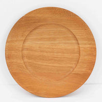 デンマークのDe Danske Mejeriers Maskinfabrik(DDMM)による、オーク材(ナラ材)のディナープレートです。すっきりとしたフォルムと木目の美しさが魅力で、ディスプレイトレイやサービスプレートとしても幅広くお使いいただけます。天然木ならではの温かみがあり、北欧らしい上質な雰囲気を感じられるアイテムです。