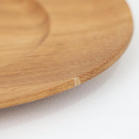 デンマークのDe Danske Mejeriers Maskinfabrik(DDMM)による、オーク材(ナラ材)のディナープレートです。すっきりとしたフォルムと木目の美しさが魅力で、ディスプレイトレイやサービスプレートとしても幅広くお使いいただけます。天然木ならではの温かみがあり、北欧らしい上質な雰囲気を感じられるアイテムです。