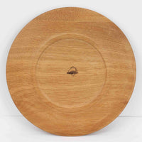 デンマークのDe Danske Mejeriers Maskinfabrik(DDMM)による、オーク材(ナラ材)のディナープレートです。すっきりとしたフォルムと木目の美しさが魅力で、ディスプレイトレイやサービスプレートとしても幅広くお使いいただけます。天然木ならではの温かみがあり、北欧らしい上質な雰囲気を感じられるアイテムです。