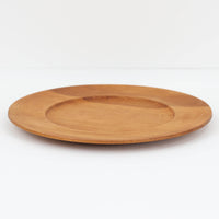 デンマークのDe Danske Mejeriers Maskinfabrik(DDMM)による、オーク材(ナラ材)のディナープレートです。すっきりとしたフォルムと木目の美しさが魅力で、ディスプレイトレイやサービスプレートとしても幅広くお使いいただけます。天然木ならではの温かみがあり、北欧らしい上質な雰囲気を感じられるアイテムです。