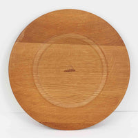 デンマークのDe Danske Mejeriers Maskinfabrik(DDMM)による、オーク材(ナラ材)のディナープレートです。すっきりとしたフォルムと木目の美しさが魅力で、ディスプレイトレイやサービスプレートとしても幅広くお使いいただけます。天然木ならではの温かみがあり、北欧らしい上質な雰囲気を感じられるアイテムです。