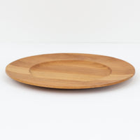 デンマークのDe Danske Mejeriers Maskinfabrik(DDMM)による、オーク材(ナラ材)のディナープレートです。すっきりとしたフォルムと木目の美しさが魅力で、ディスプレイトレイやサービスプレートとしても幅広くお使いいただけます。天然木ならではの温かみがあり、北欧らしい上質な雰囲気を感じられるアイテムです。