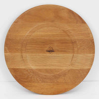 デンマークのDe Danske Mejeriers Maskinfabrik(DDMM)による、オーク材(ナラ材)のディナープレートです。すっきりとしたフォルムと木目の美しさが魅力で、ディスプレイトレイやサービスプレートとしても幅広くお使いいただけます。天然木ならではの温かみがあり、北欧らしい上質な雰囲気を感じられるアイテムです。