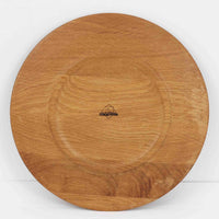 デンマークのDe Danske Mejeriers Maskinfabrik(DDMM)による、オーク材(ナラ材)のディナープレートです。すっきりとしたフォルムと木目の美しさが魅力で、ディスプレイトレイやサービスプレートとしても幅広くお使いいただけます。天然木ならではの温かみがあり、北欧らしい上質な雰囲気を感じられるアイテムです。