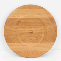 デンマークのDe Danske Mejeriers Maskinfabrik(DDMM)による、オーク材(ナラ材)のディナープレートです。すっきりとしたフォルムと木目の美しさが魅力で、ディスプレイトレイやサービスプレートとしても幅広くお使いいただけます。天然木ならではの温かみがあり、北欧らしい上質な雰囲気を感じられるアイテムです。