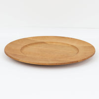 デンマークのDe Danske Mejeriers Maskinfabrik(DDMM)による、オーク材(ナラ材)のディナープレートです。すっきりとしたフォルムと木目の美しさが魅力で、ディスプレイトレイやサービスプレートとしても幅広くお使いいただけます。天然木ならではの温かみがあり、北欧らしい上質な雰囲気を感じられるアイテムです。
