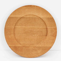 デンマークのDe Danske Mejeriers Maskinfabrik(DDMM)による、オーク材(ナラ材)のディナープレートです。すっきりとしたフォルムと木目の美しさが魅力で、ディスプレイトレイやサービスプレートとしても幅広くお使いいただけます。天然木ならではの温かみがあり、北欧らしい上質な雰囲気を感じられるアイテムです。