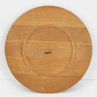 デンマークのDe Danske Mejeriers Maskinfabrik(DDMM)による、オーク材(ナラ材)のディナープレートです。すっきりとしたフォルムと木目の美しさが魅力で、ディスプレイトレイやサービスプレートとしても幅広くお使いいただけます。天然木ならではの温かみがあり、北欧らしい上質な雰囲気を感じられるアイテムです。