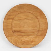 デンマークのDe Danske Mejeriers Maskinfabrik(DDMM)による、オーク材(ナラ材)のディナープレートです。すっきりとしたフォルムと木目の美しさが魅力で、ディスプレイトレイやサービスプレートとしても幅広くお使いいただけます。天然木ならではの温かみがあり、北欧らしい上質な雰囲気を感じられるアイテムです。