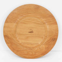 デンマークのDe Danske Mejeriers Maskinfabrik(DDMM)による、オーク材(ナラ材)のディナープレートです。すっきりとしたフォルムと木目の美しさが魅力で、ディスプレイトレイやサービスプレートとしても幅広くお使いいただけます。天然木ならではの温かみがあり、北欧らしい上質な雰囲気を感じられるアイテムです。