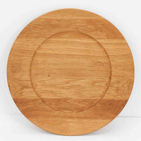デンマークのDe Danske Mejeriers Maskinfabrik(DDMM)による、オーク材(ナラ材)のディナープレートです。すっきりとしたフォルムと木目の美しさが魅力で、ディスプレイトレイやサービスプレートとしても幅広くお使いいただけます。天然木ならではの温かみがあり、北欧らしい上質な雰囲気を感じられるアイテムです。