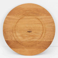 デンマークのDe Danske Mejeriers Maskinfabrik(DDMM)による、オーク材(ナラ材)のディナープレートです。すっきりとしたフォルムと木目の美しさが魅力で、ディスプレイトレイやサービスプレートとしても幅広くお使いいただけます。天然木ならではの温かみがあり、北欧らしい上質な雰囲気を感じられるアイテムです。