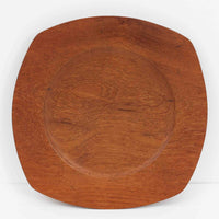 1960年代、デンマーク・モダンの黄金期にポール・クヌーセンが手がけたチーク無垢材のプレートです。「実用工芸」を意味するブランド名の通り、木の質感を活かした滑らかな曲線と、洗練されたミニマルな造形美が魅力。半世紀を経て深く色づいたチーク材は「木の宝石」と称されるほど美しく、食卓に温かな品格を添えます。食器としてはもちろん、インテリアトレイとしても重宝する、一期一会のヴィンテージ名作です。